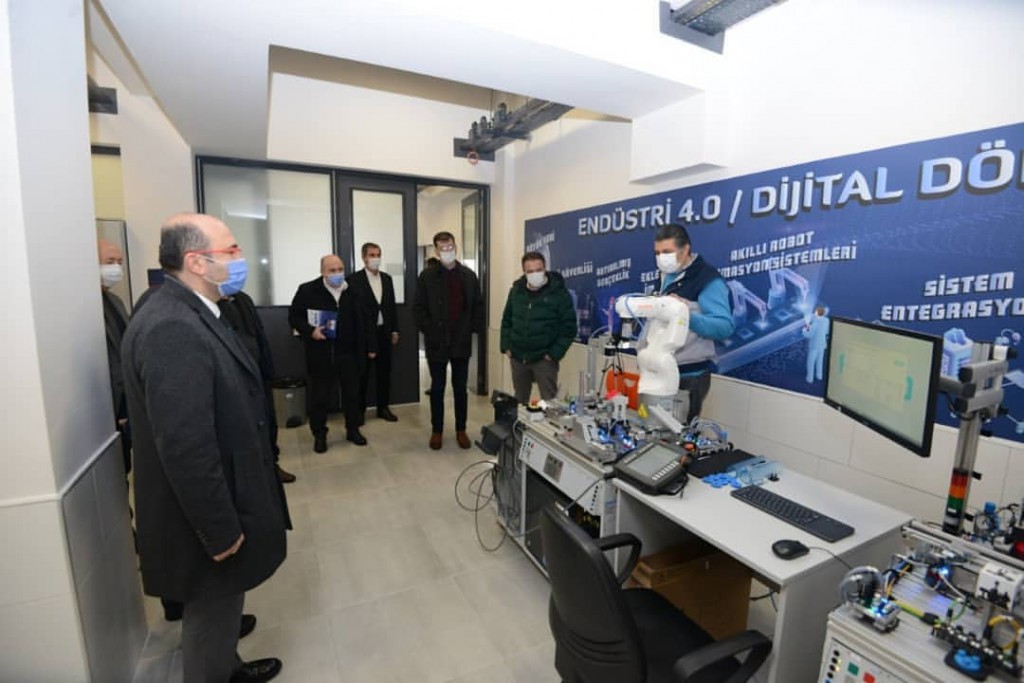 BTSO VE BOSİAD YETKİLİLERİ ENDÜSTRİ 4.0 LABORATUVARIMIZDA İNCELEMELERDE BULUNDU.