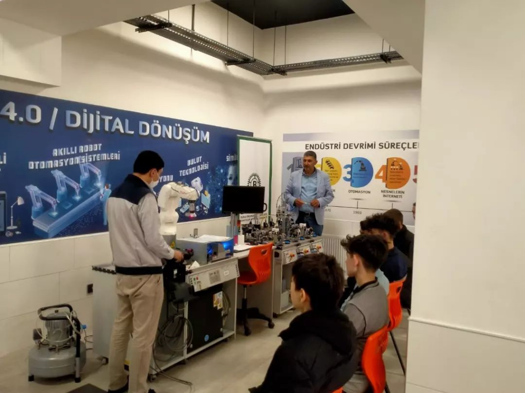 Robot Kulübü Öğrencilerimize KUKA Endüstriyel Robot Eğitimi