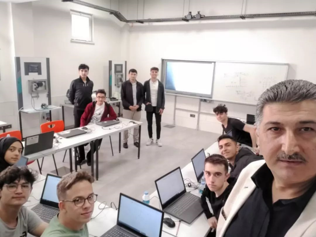 Robot Kulübü ve Erasmus+ Grubu Öğrencilerimize “Uygulamalı Kicad Eğitimi”