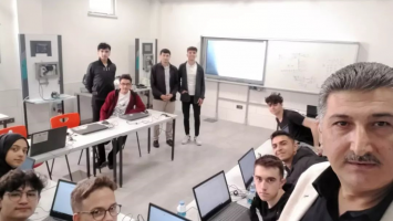 Robot Kulübü ve Erasmus+ Grubu Öğrencilerimize “Uygulamalı Kicad Eğitimi”