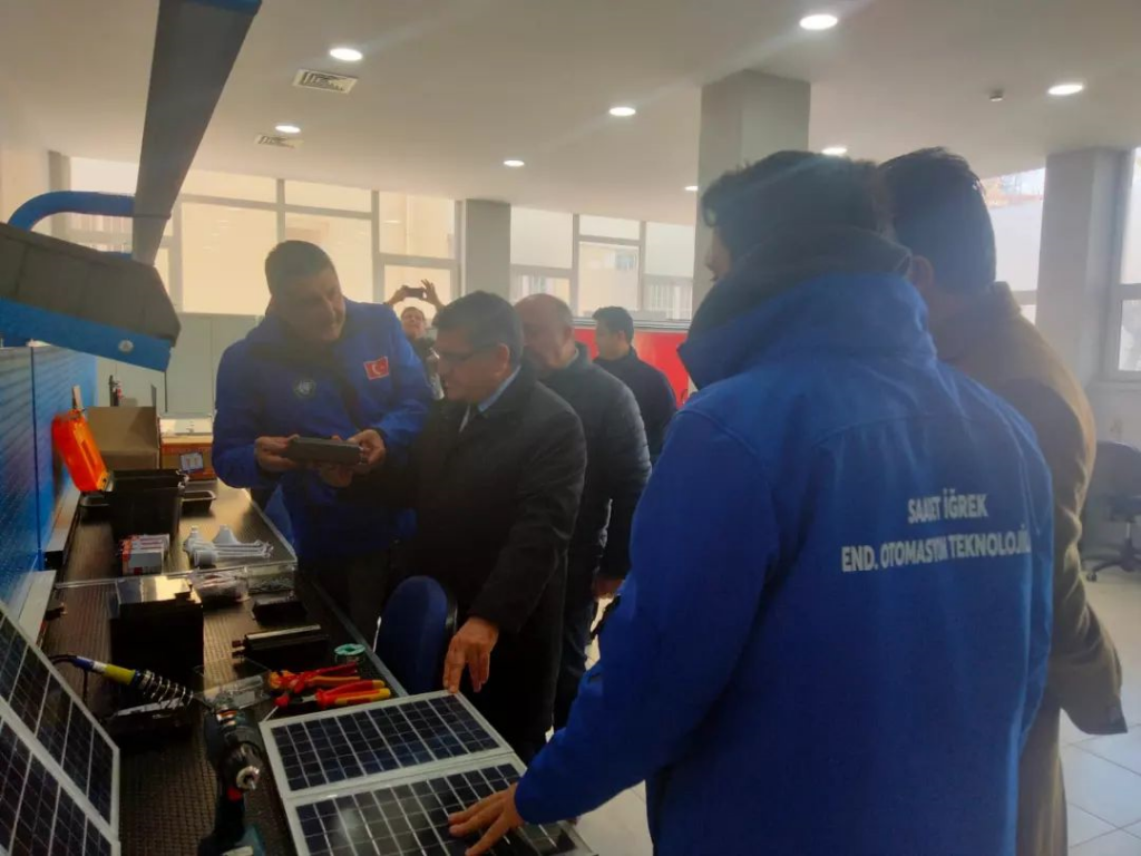 Deprem Bölgesi İçin Mobil Güneş Enerjisi Sistemi Montajına Başladık