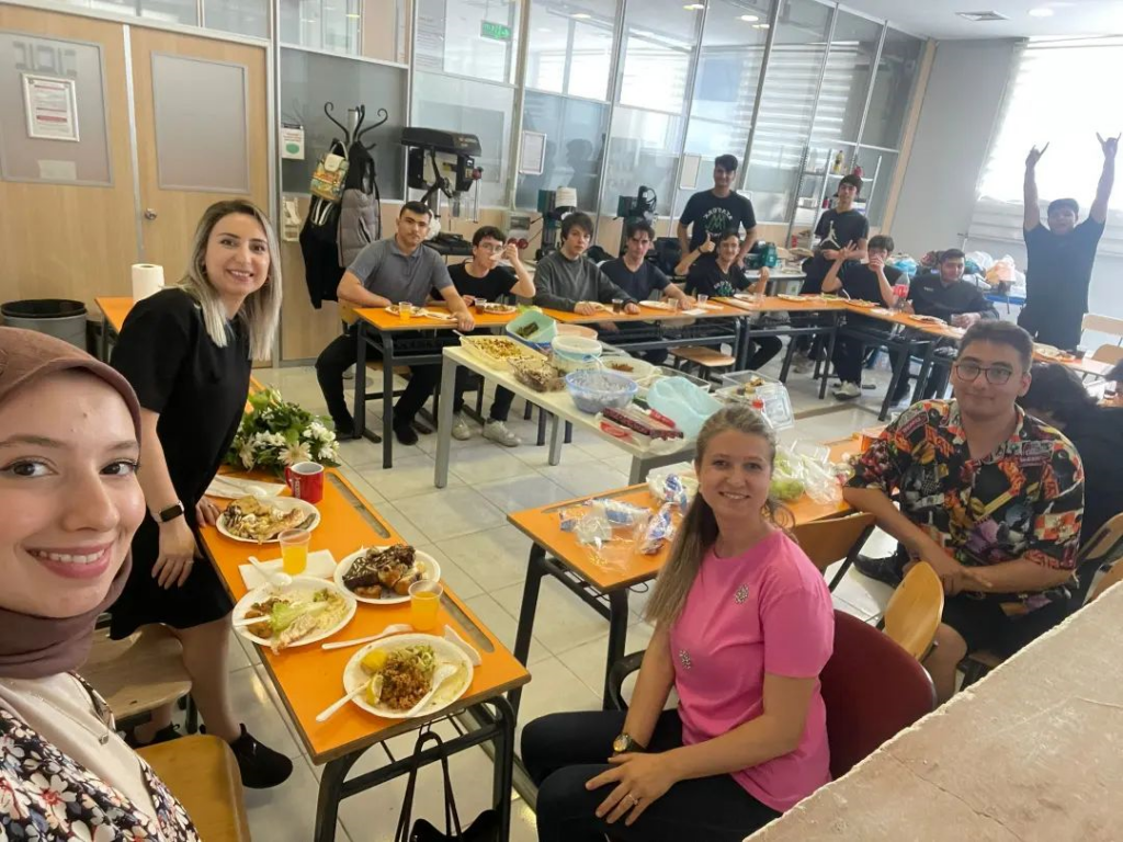 9/E ve 10/D Sınıfları “Birlik, Beraberlik ve Dayanışma Yemeği” Düzenledi