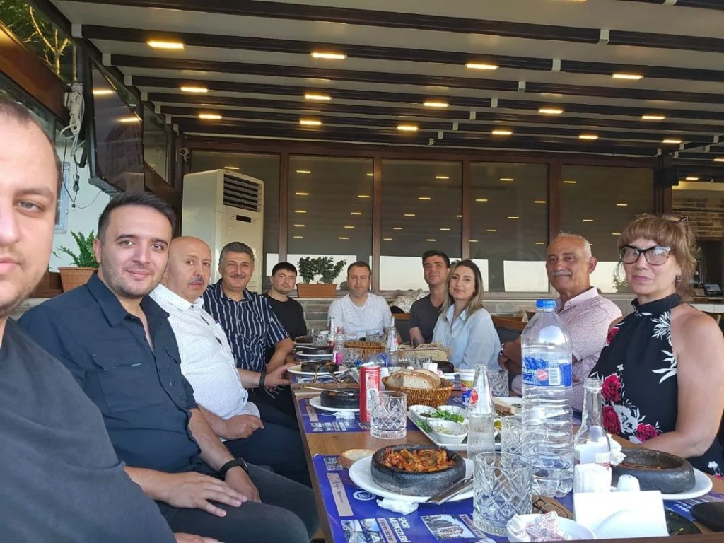Sn. Ömer Pınarlı ve Sn. M. Kenan Dunar’a veda yemeği düzenledik.