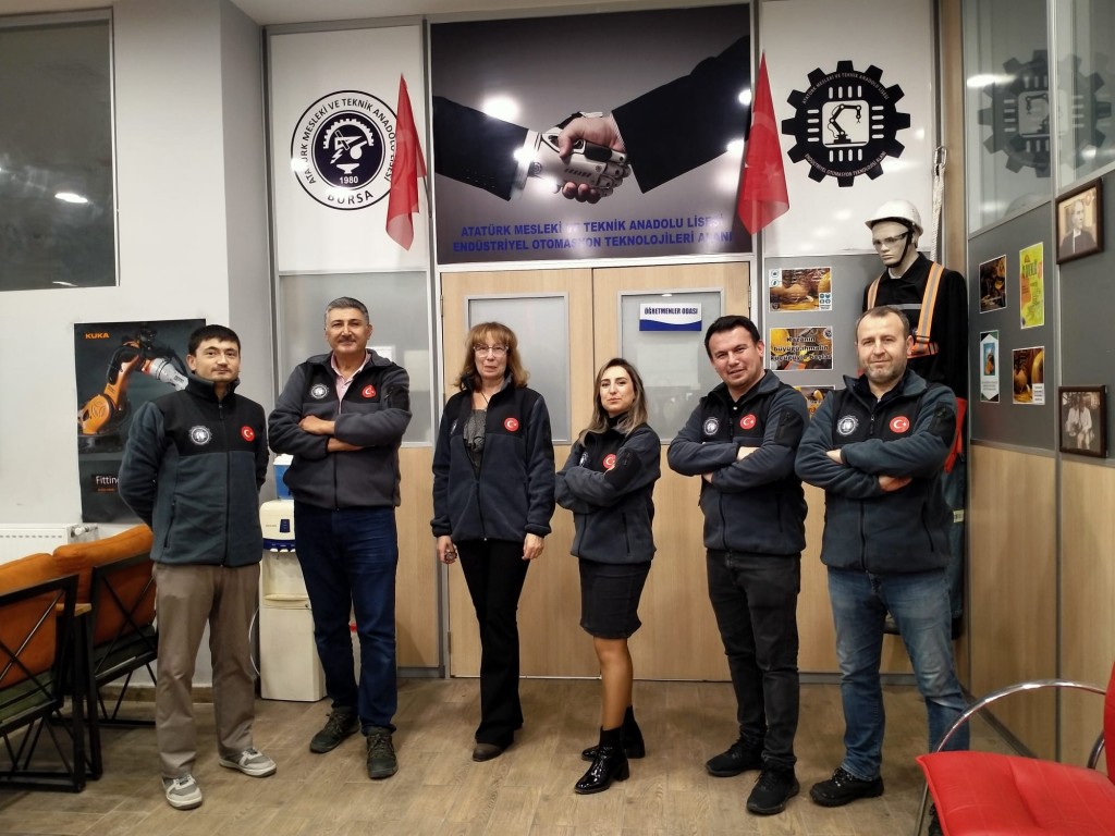 Öğretmenler Günü’nde İğrek Makine Alan Öğretmenlerimize İş Önlüğü Hediye Etti.