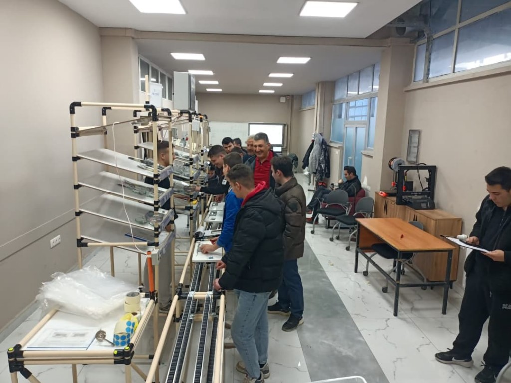 Son sınıf öğrencilerimize yönelik Yalın Eğitim ve Model Fabrika Eğitimleri’nin ilk fazı tamamlandı.