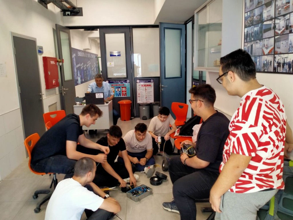 Robot yarışmalarına hazırlıklarımız sürüyor.