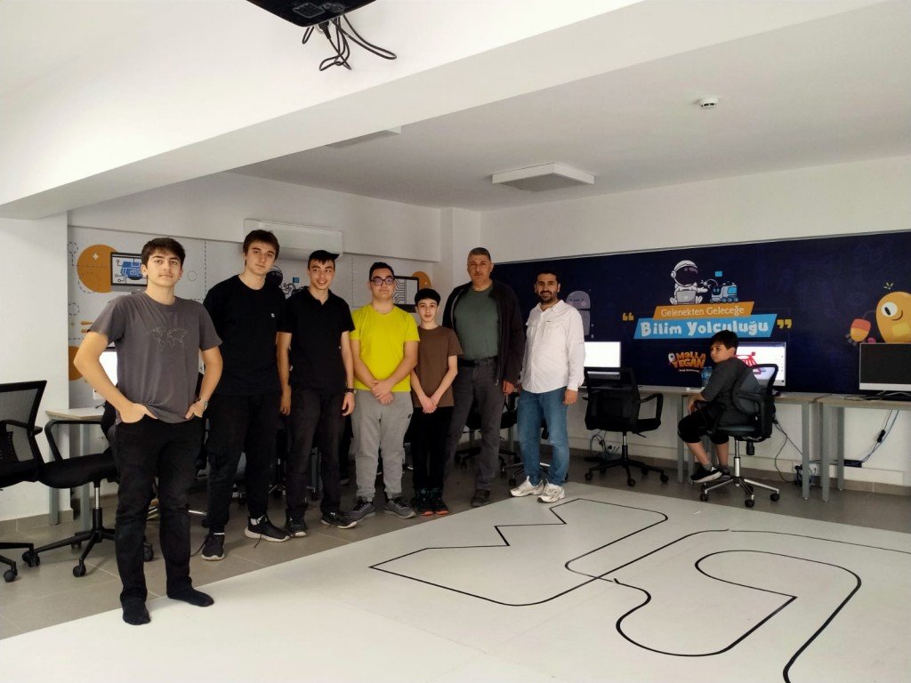 Robot yarışmaları için pist kurulum çalışması gerçekleştirdik.