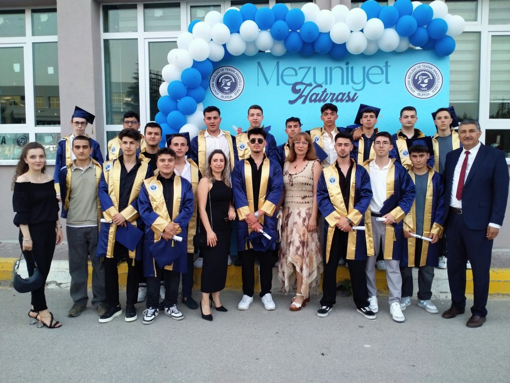 🎓 Mezuniyet Coşkusu Okul Bahçemizi Sardı! 🎓
