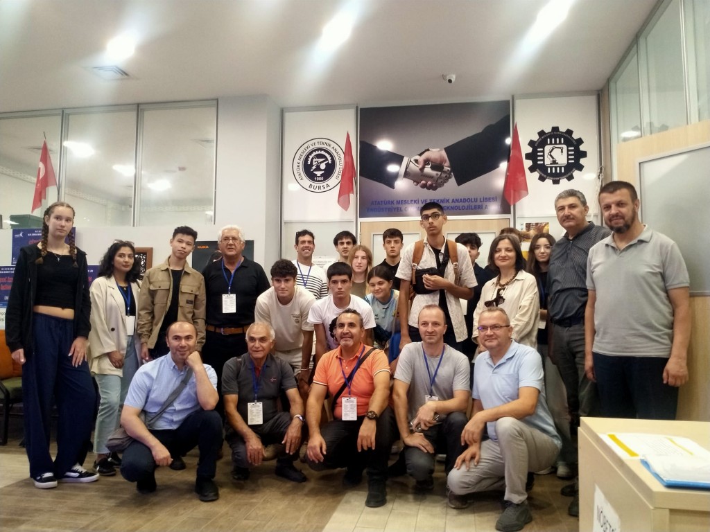 Erasmus KA210 SCH projesi kapsamında Almanya ve İspanya’dan gelen 18 öğrenci ve öğretmen alanımızı ziyaret etti.