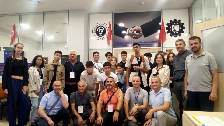 Erasmus KA210 SCH projesi kapsamında Almanya ve İspanya’dan gelen 18 öğrenci ve öğretmen alanımızı ziyaret etti.